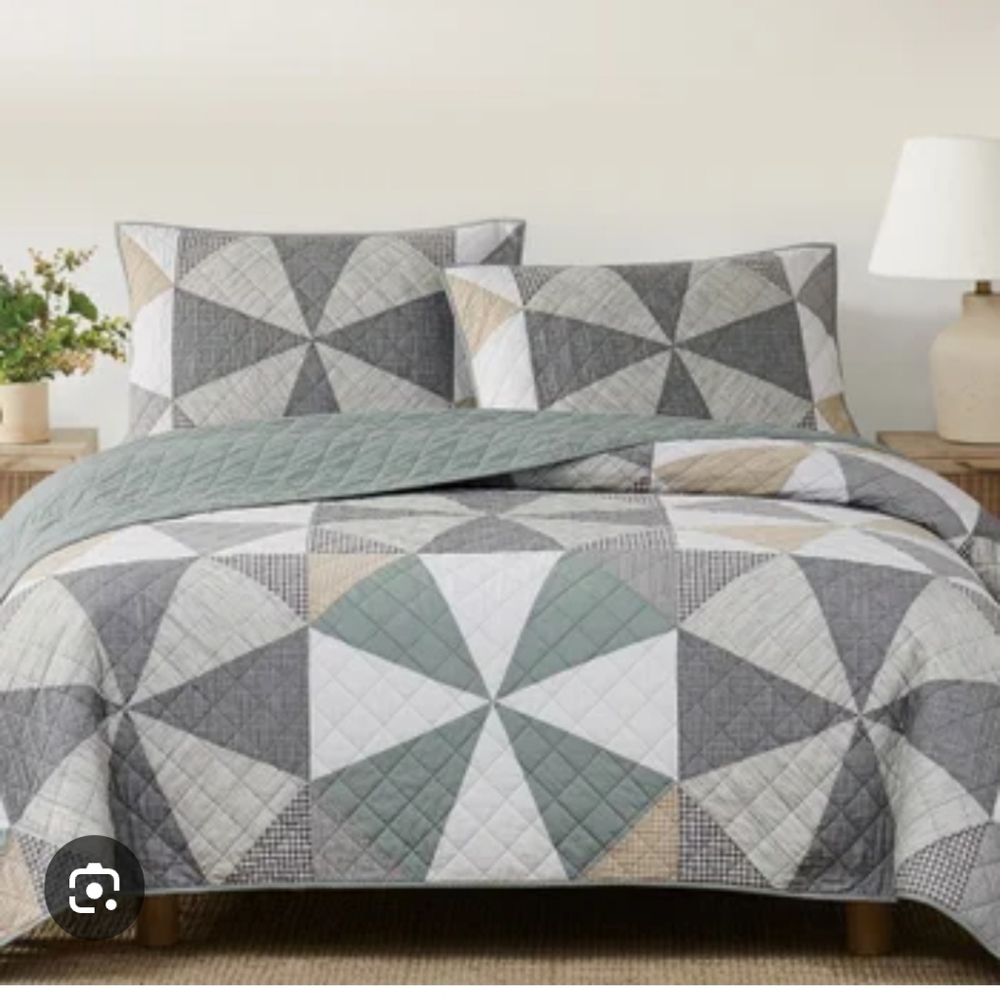 (Ew)Elegant Patchwork Quilt Set in Gray and Green
